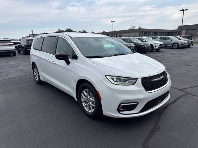 Used 2025 Chrysler Pacifica Select FWD image 1