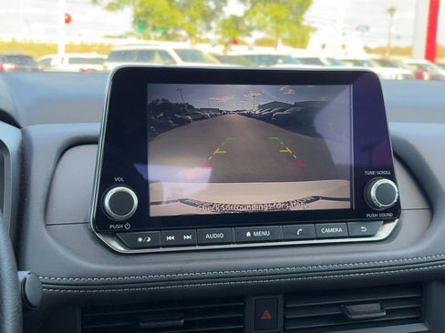 Used 2025 Nissan Rogue S image 18