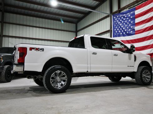 Used 2018 Ford F250 Lariat w/ Lariat Ultimate Package AWD/4WD image 11