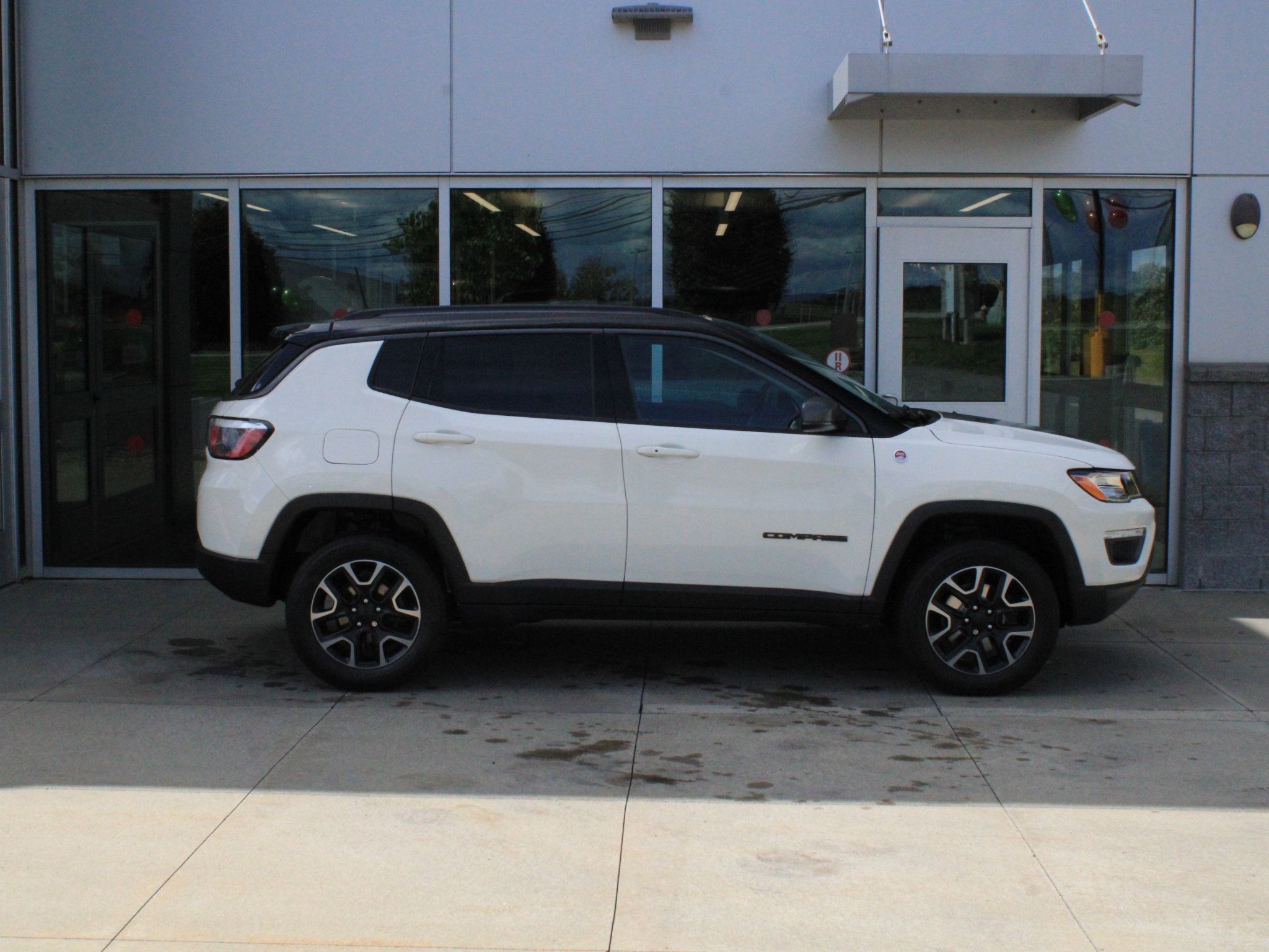 Used 2018 Jeep Compass Trailhawk w/ Cold Weather Group AWD/4WD image 4