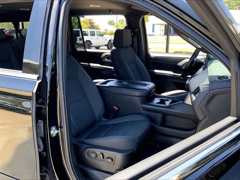 Used 2023 Chevrolet Suburban LS RWD image 8