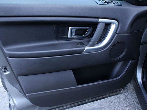 Used 2017 Land Rover Discovery Sport SE image 8