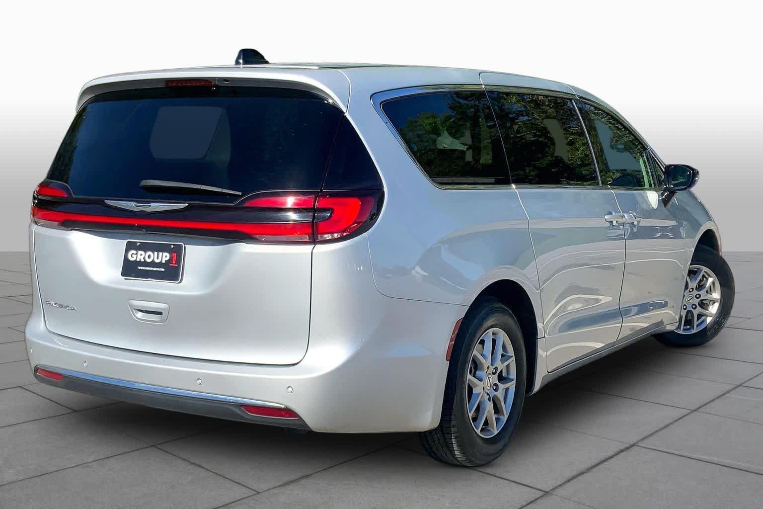 Used 2024 Chrysler Pacifica Touring-L FWD image 12