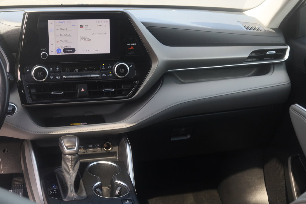 Used 2023 Toyota Highlander XLE AWD/4WD image 14