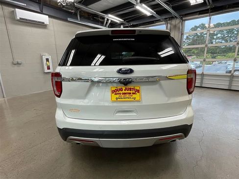 Used 2017 Ford Explorer XLT w/ Equipment Group 201A FWD image 4