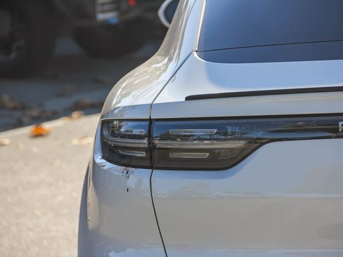 Used 2020 Porsche Cayenne image 6