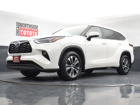 Used 2024 Toyota Highlander XLE AWD/4WD image 35