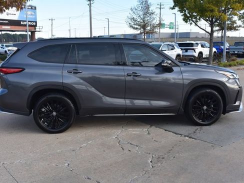 Used 2023 Toyota Highlander XSE image 4