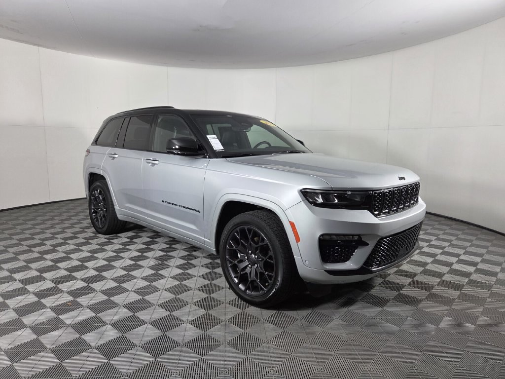 Used 2025 Jeep Grand Cherokee Summit w/ Obsidian Package AWD/4WD image 3