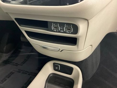 Used 2024 Chrysler Pacifica Touring-L FWD image 17