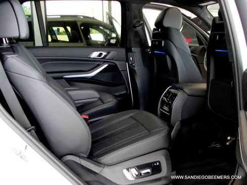 Used 2022 BMW X7 xDrive40i w/ M Sport Package AWD/4WD image 4