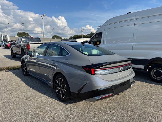 Used 2025 Hyundai Sonata SEL FWD image 2