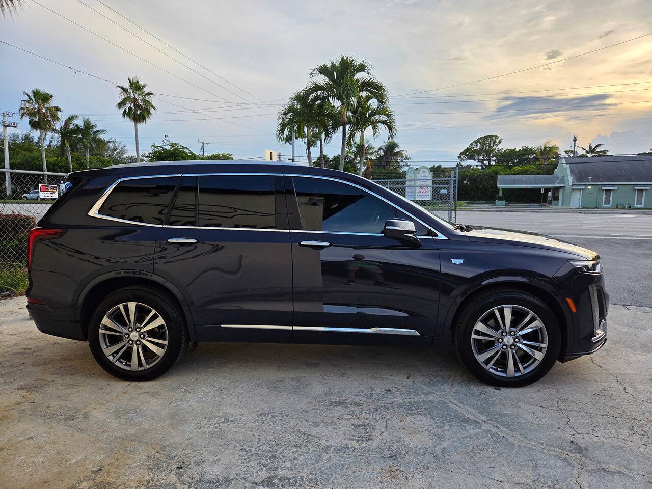 Used 2024 Cadillac XT6 Premium Luxury w/ Technology Package FWD image 4