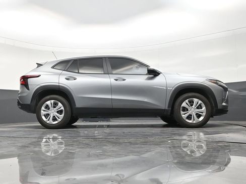Used 2025 Chevrolet Trax LS FWD image 25