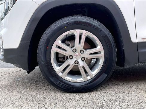 Used 2024 GMC Terrain SLE w/ Driver Convenience Package AWD/4WD image 9