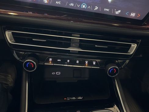 Used 2024 Chevrolet Traverse Z71 image 25