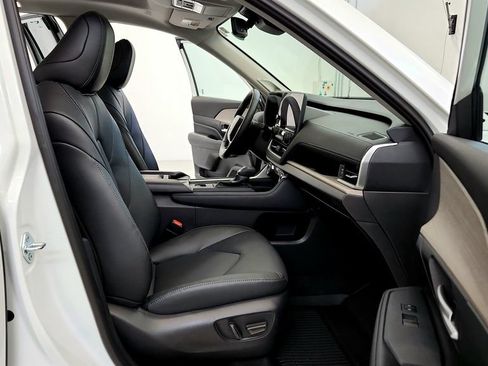 Certified 2025 Toyota Grand Highlander FWD image 24