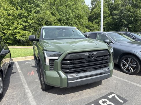 Used 2022 Toyota Tundra SR5 w/ SR5 Convenience Package AWD/4WD image 3