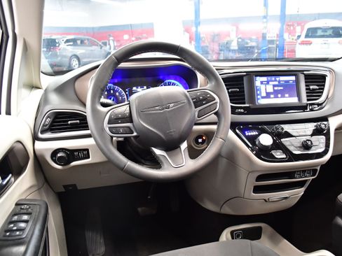 Used 2023 Chrysler Voyager LX FWD image 10