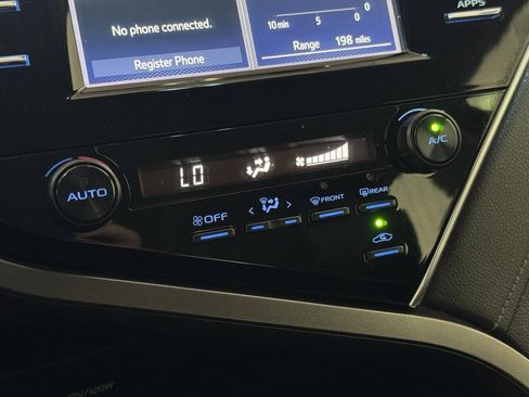 Used 2018 Toyota Camry SE FWD image 29