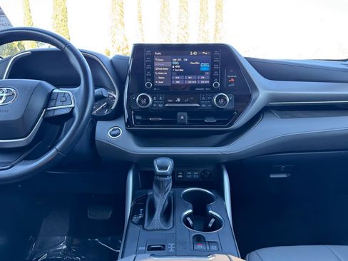 Used 2022 Toyota Highlander XLE image 15