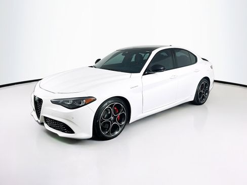 Used 2024 Alfa Romeo Giulia Veloce RWD image 3