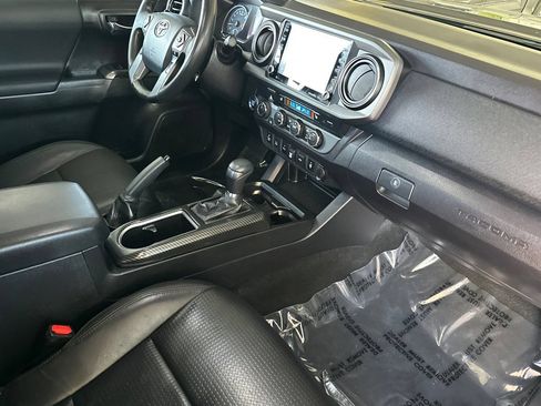 Used 2020 Toyota Tacoma TRD Off-Road w/ TRD Premium Off Road Package AWD/4WD image 16