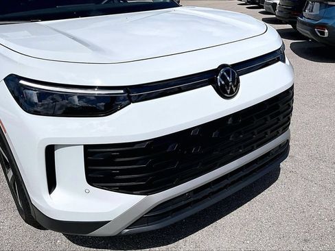Certified 2026 Volkswagen Tiguan SE w/ Panoramic Sunroof Package FWD image 11