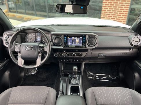 Used 2018 Toyota Tacoma TRD Off-Road w/ Technology Package image 15