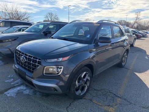 Used 2023 Hyundai Venue Limited image 9