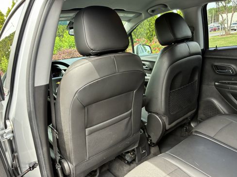 Used 2020 Chevrolet Trax LT w/ LT Convenience Package FWD image 15