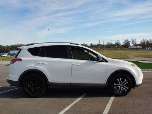 Used 2016 Toyota RAV4 LE image 12