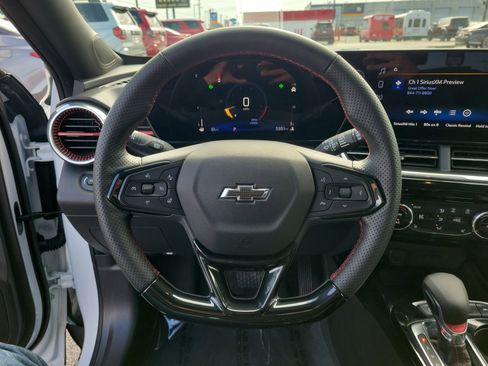 Used 2025 Chevrolet Trax RS FWD image 22
