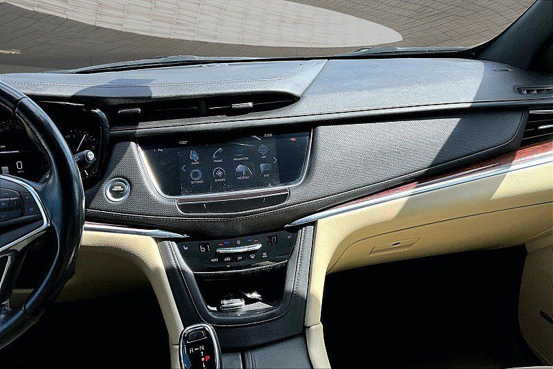 Used 2018 Cadillac XT5 Luxury w/ Driver Awareness Package FWD image 5