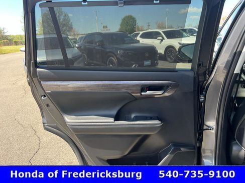Used 2022 Toyota Highlander Platinum image 30