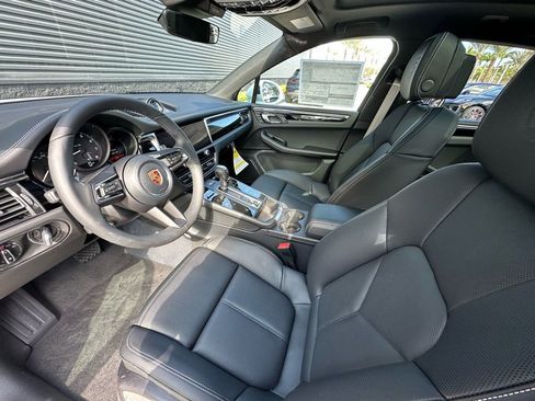 Used 2026 Porsche Macan image 4
