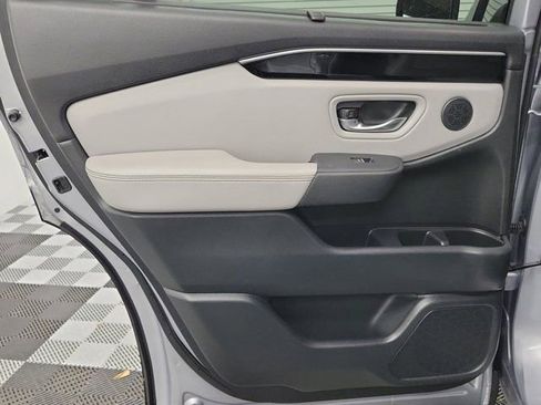 Used 2025 Honda Pilot Touring image 17