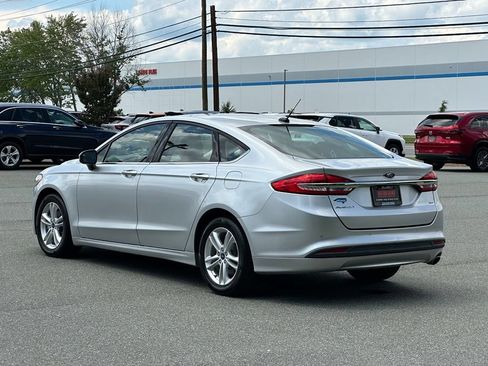 Used 2018 Ford Fusion SE w/ Fusion SE Technology Package FWD image 3
