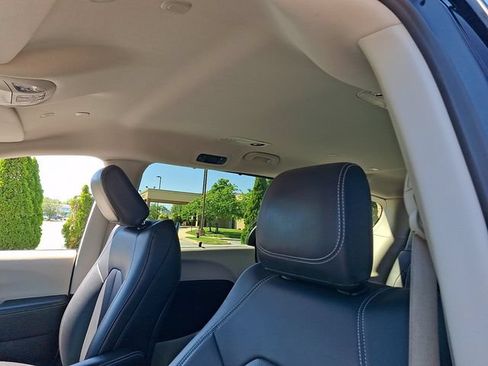 Used 2024 Chrysler Pacifica Touring-L FWD image 14