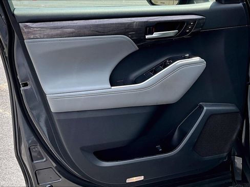 Used 2024 Toyota Highlander Limited image 23