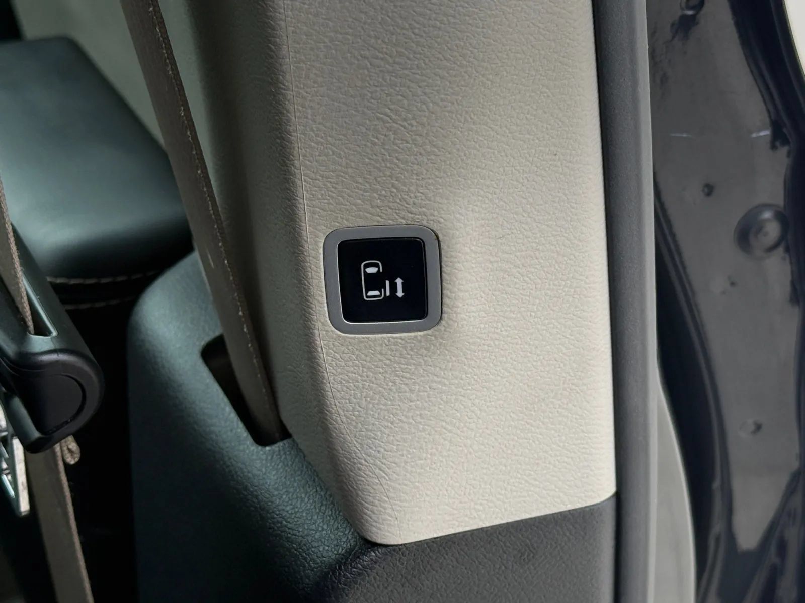 Used 2023 Chrysler Pacifica Touring-L FWD image 24