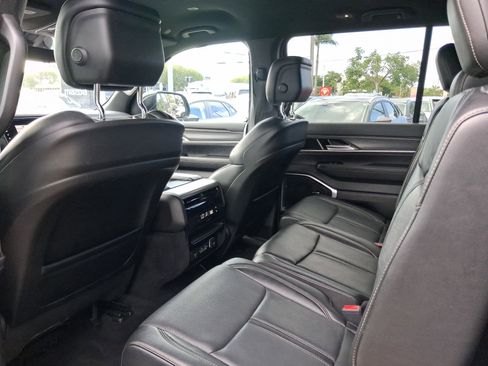 Used 2024 Jeep Wagoneer L Series II RWD image 7