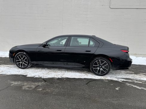 Used 2025 BMW 740i xDrive image 2