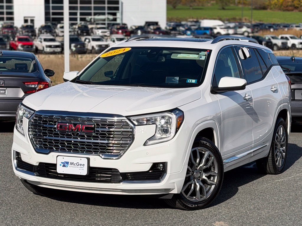 Used 2024 GMC Terrain Denali w/ Denali Premium Package AWD/4WD image 1