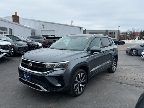 Certified 2022 Volkswagen Taos SE image 3