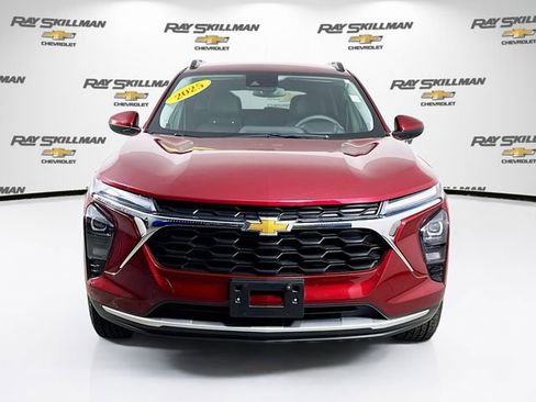 Used 2025 Chevrolet Trax LT image 2
