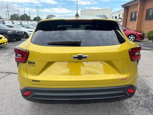 Used 2025 Chevrolet Trax RS w/ Sunroof Package FWD image 3