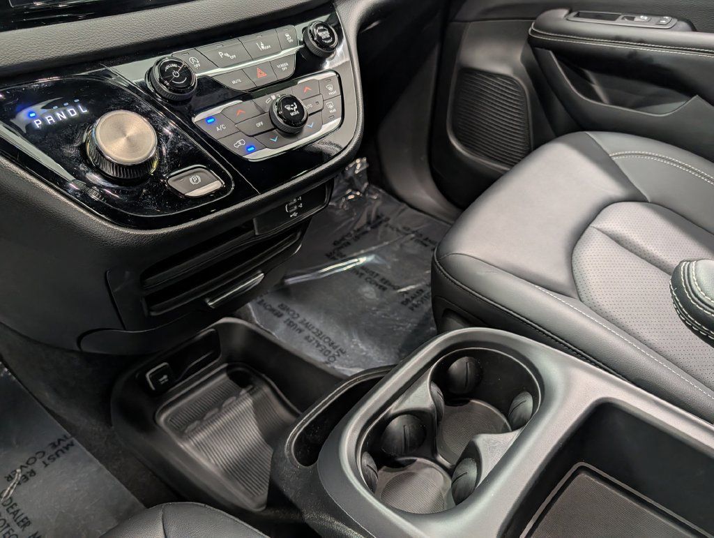 Used 2026 Chrysler Pacifica Select FWD image 18