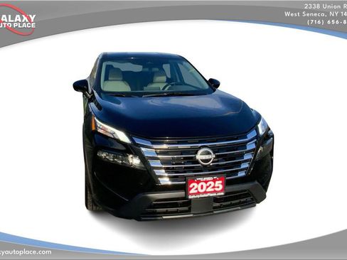 Used 2025 Nissan Rogue SV image 3