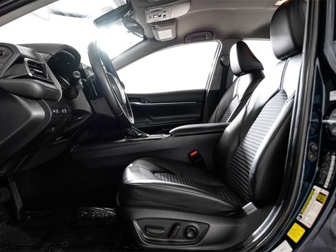 Used 2021 Toyota Camry SE image 3